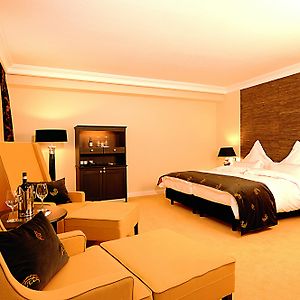 Zimmer mit Kingsize-Bett